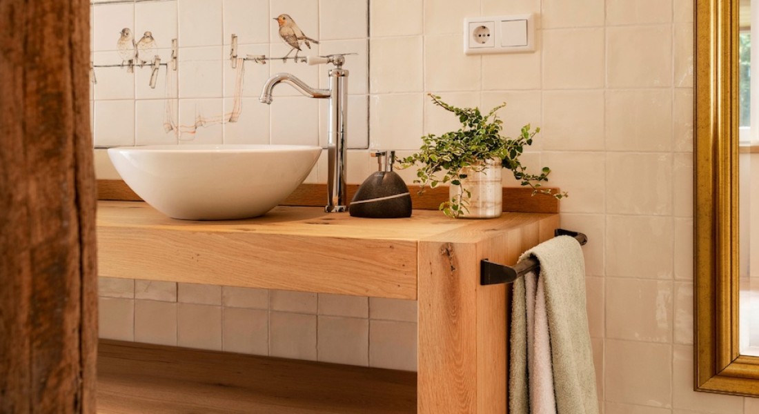 Hout in de badkamer