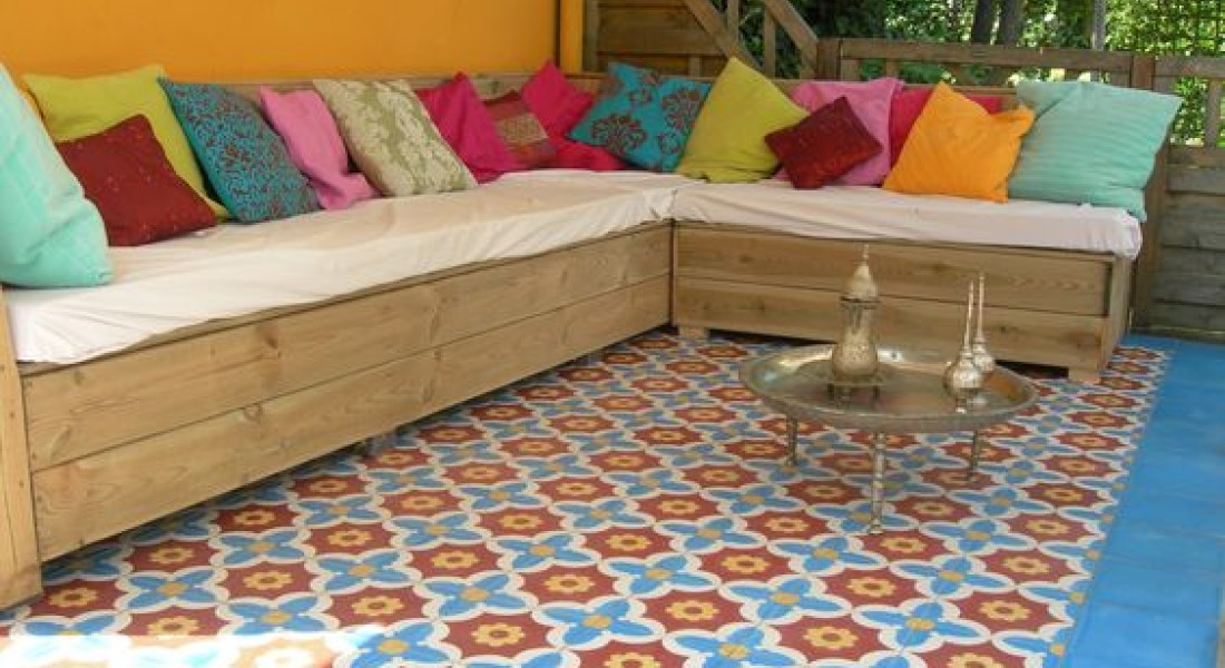 Tuinidee: kleurrijke tegels op je terras