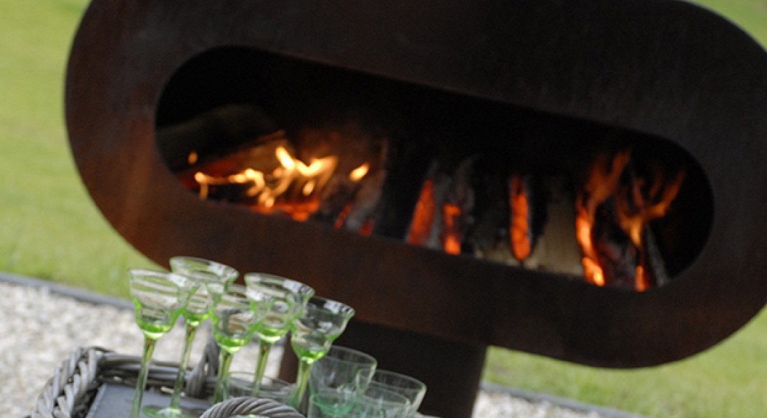 Genieten bij een stoere buitenhaard met grill