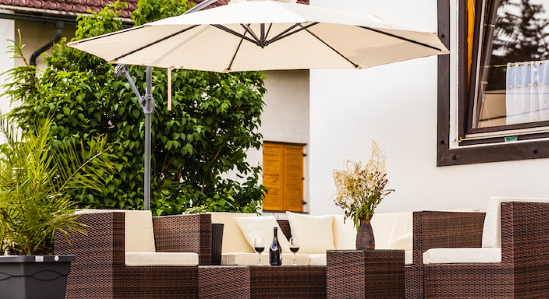 Een parasol als eyecatcher in je tuin