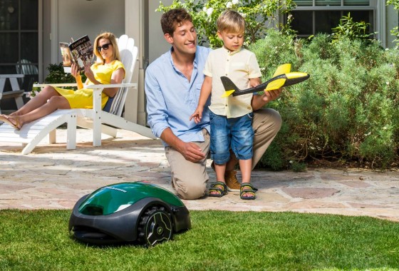Robomow: De kleine slimmerik in de tuin - WOLF-Garten