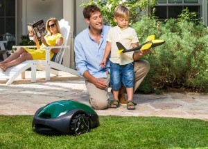 Robomow: De kleine slimmerik in de tuin - WOLF-Garten