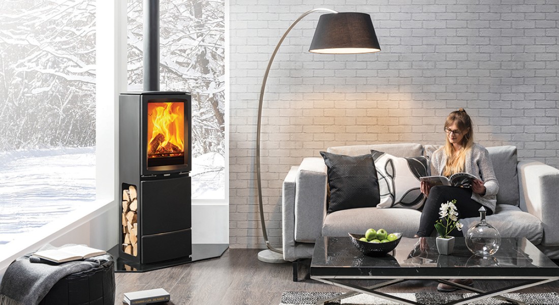 Vrijstaande kachel in het interieur