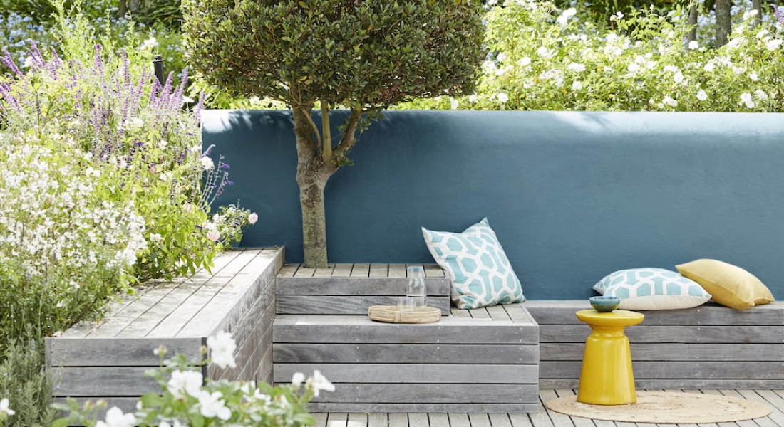 Sfeer in de tuin met buitenverf in de mooiste trendkleuren