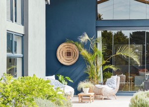 Metamorfose van tuin en terras met kleurrijke buitenverf - 