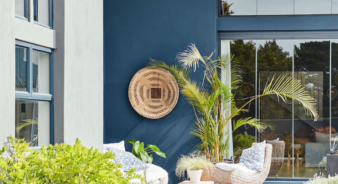 Metamorfose van tuin en terras met kleurrijke buitenverf