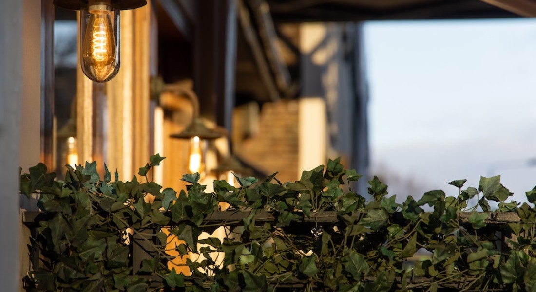 Geef je tuin deze zomer sfeer met verlichting