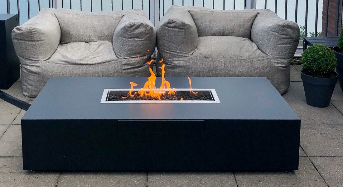 Sfeer in de tuin met een vuurtafel