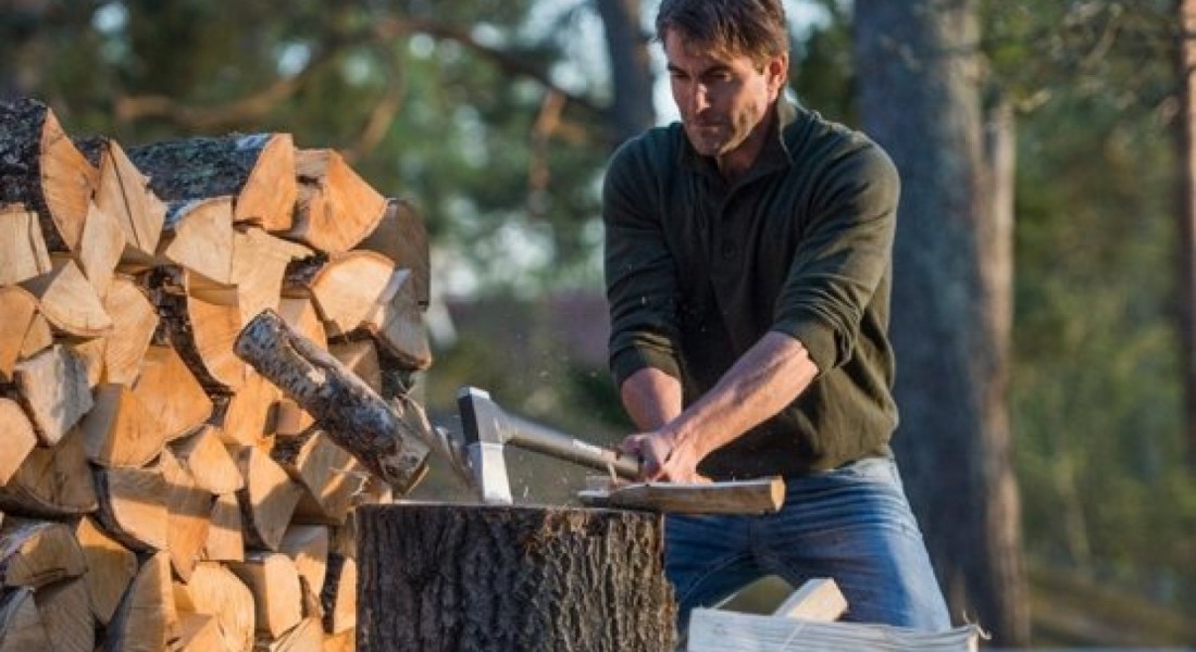 Zo hak je zelf hout voor knusse winterdagen