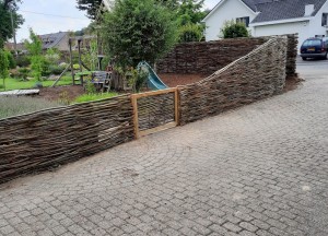 Wilgentenen schutting met tuinhek | Wilhout - Wilhout wilgentenen schuttingen