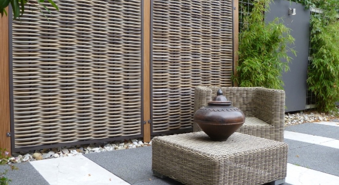 Duurzaam tuinscherm van robuust vlechtwerk