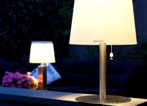 Sfeervolle tuin met snoerloze buitenlampen - 