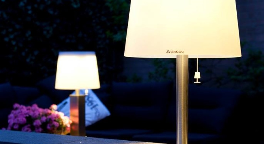 Sfeervolle tuin met snoerloze buitenlampen