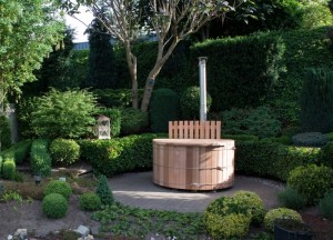 In Scandinavische sferen met een houten hottub in de tuin - 