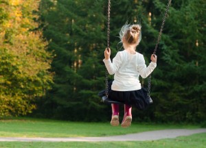 Zelf een houten schommel maken voor veel tuin plezier. Zo doe je het - 