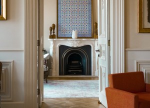 Gebruik een haard, natuurlijke materialen en kussens in je woonkamer - 