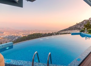 Een bijzondere verlichting voor het zwembad - 