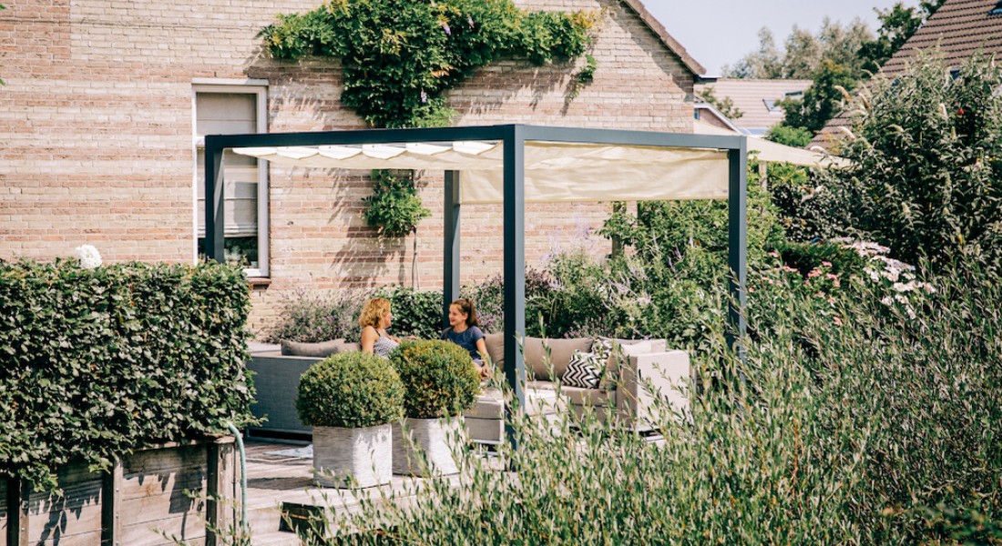 Tuininspiratie: zo creëer je een comfortabele schaduwplek in de tuin