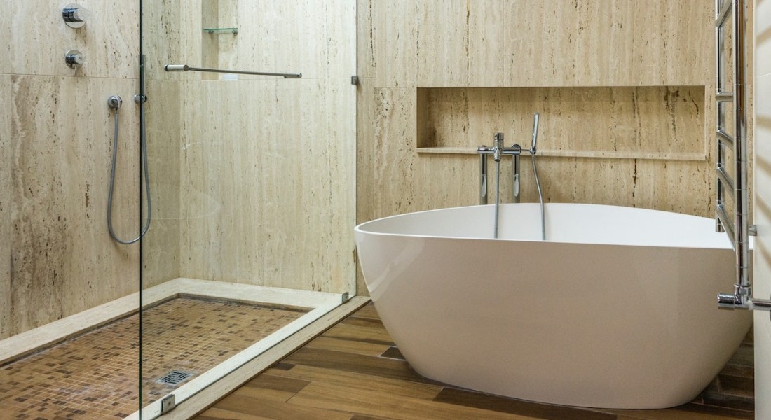 Wat is de beste manier om een kleine badkamer in te delen?