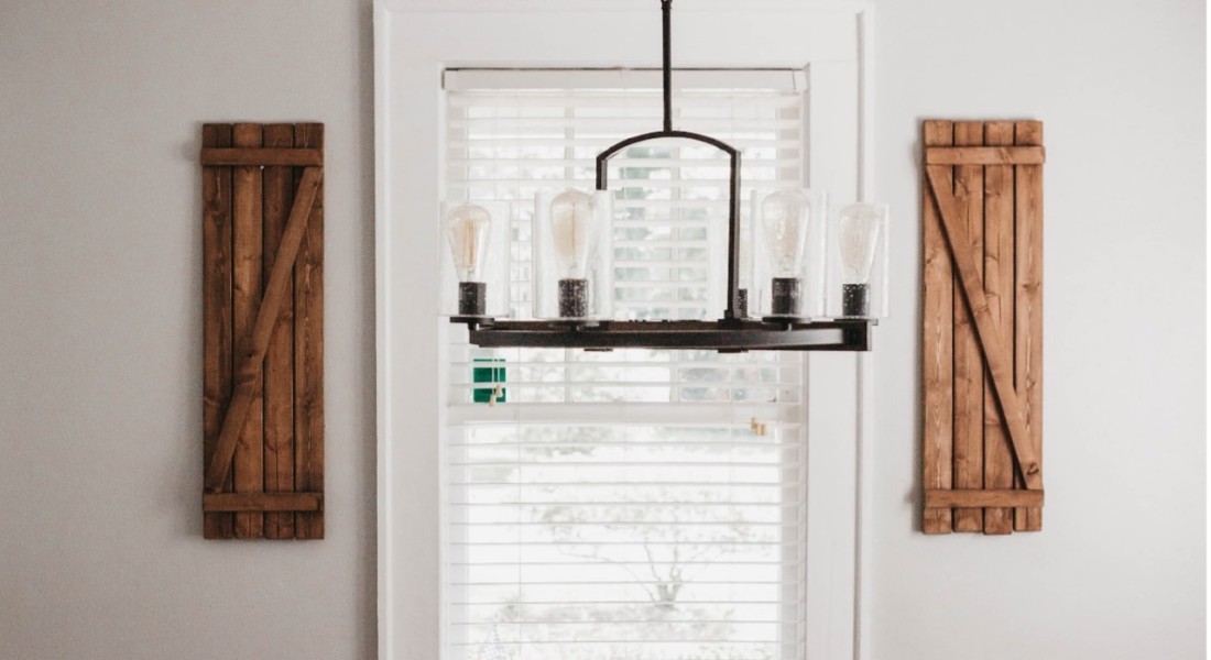 Raamdecoratie voor een landelijke keuken