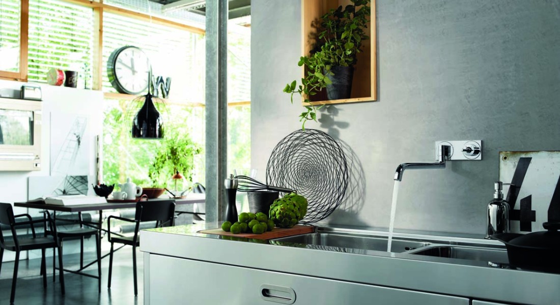 Eerste Axor keukenmengkraan voor de wand