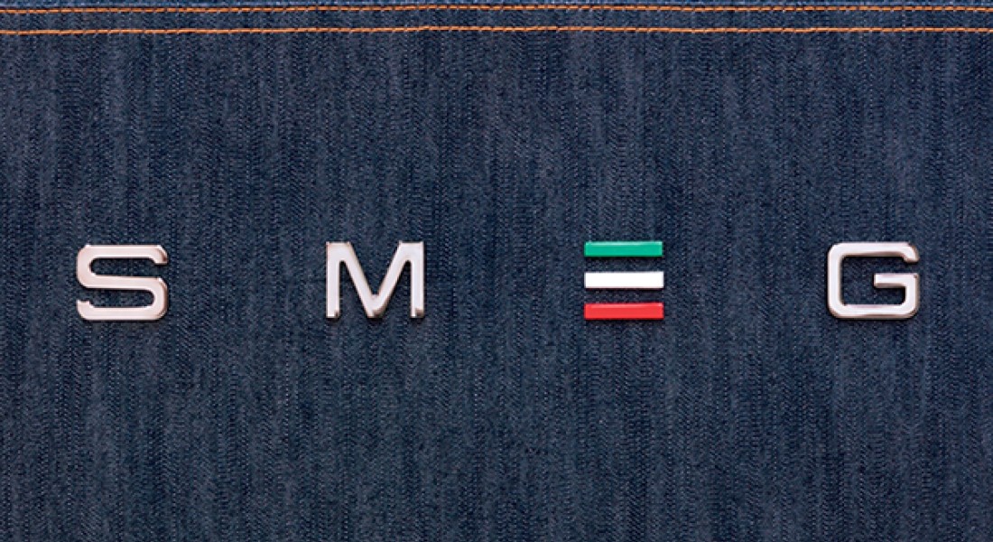 Smeg FAB28 koelkast in een denim jasje