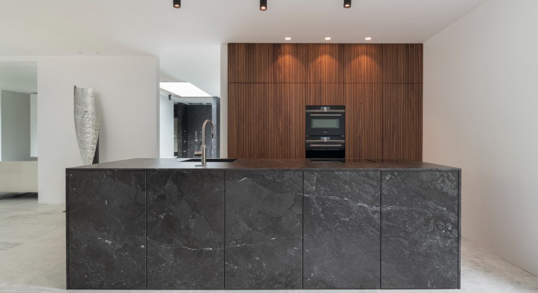 Keuken uitgelicht: Mereno Milano fineer keuken met groef