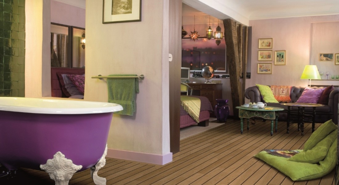 Warme houtlook badkamervloer met laminaat