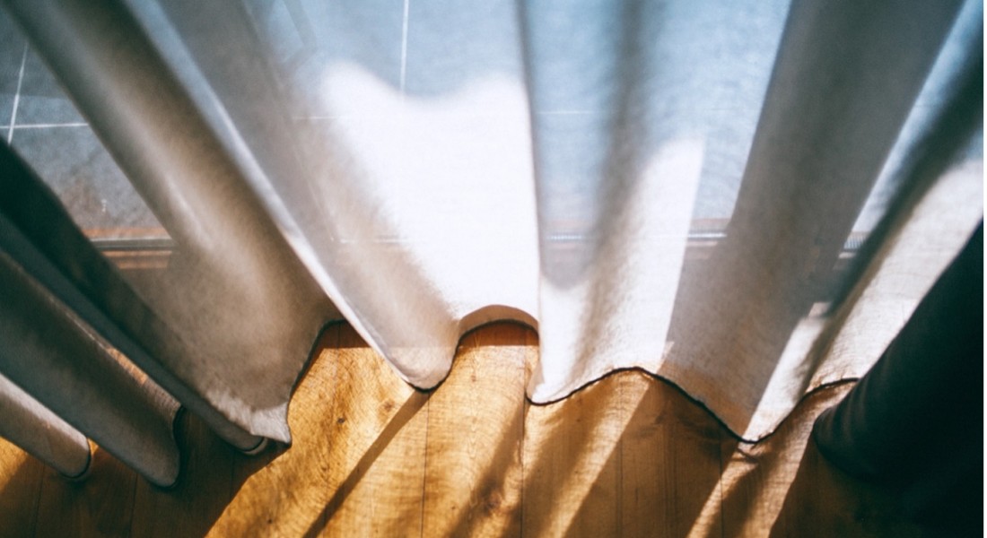 De juiste raamdecoratie voor privacy en natuurlijk licht behoud