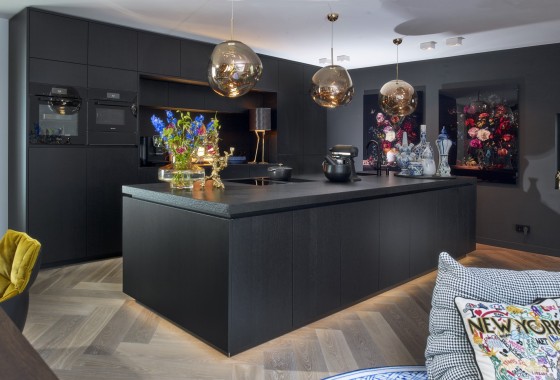 Prachtige zwarte keuken uitgelicht - Tieleman Keukens