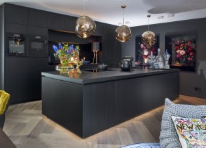 Prachtige zwarte keuken uitgelicht - Tieleman Keukens