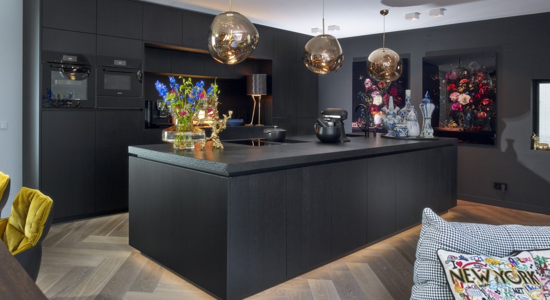 Prachtige zwarte keuken uitgelicht