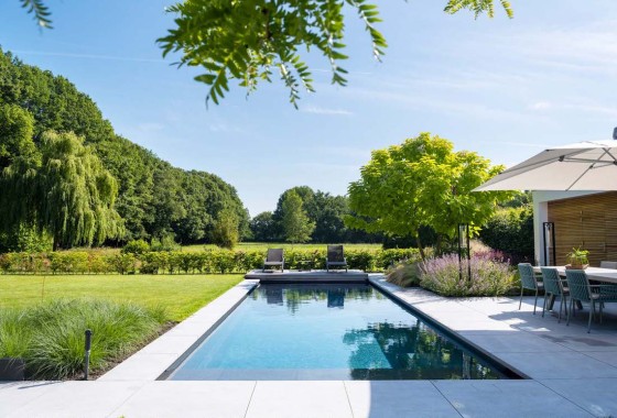Creëer jouw eigen privéparadijs in de achtertuin met een eigen zwembad - Compass Pools.