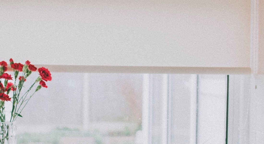 Unieke stijl en functionaliteit: Rolgordijnen op maat voor in jouw keuken