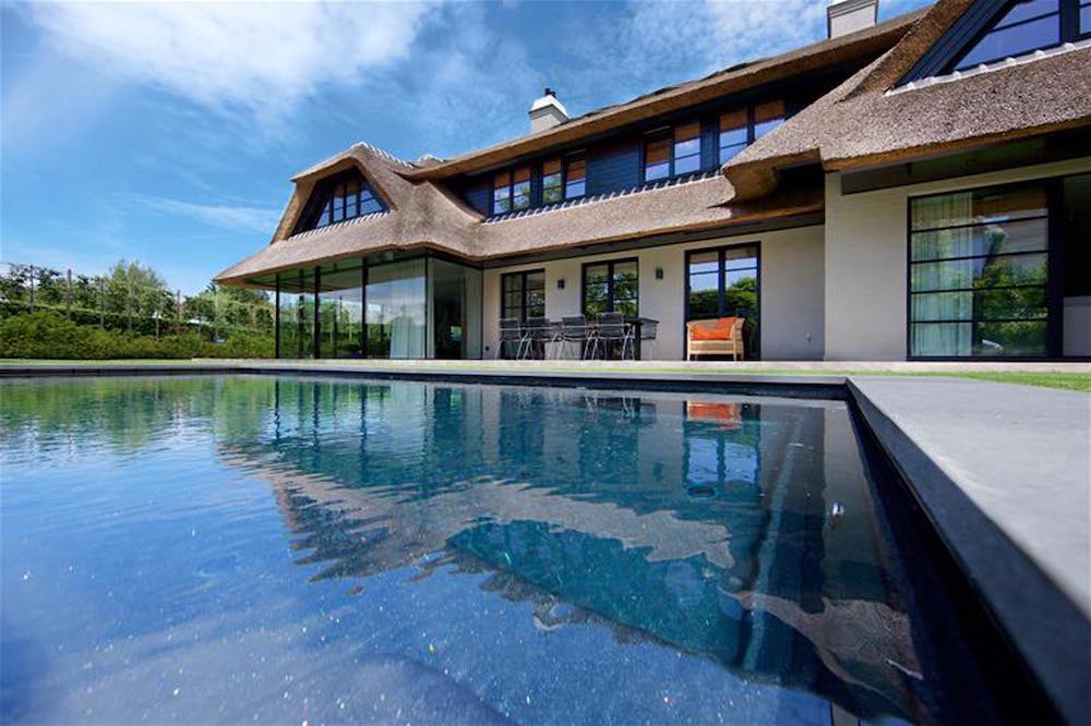 Antracietgrijze zwembaden | Compass Pools