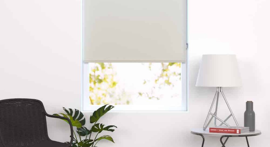 Beige rolgordijnen als basis voor je interieurdecoratie