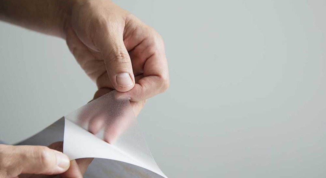 Anti-inkijk raamfolie in de badkamer