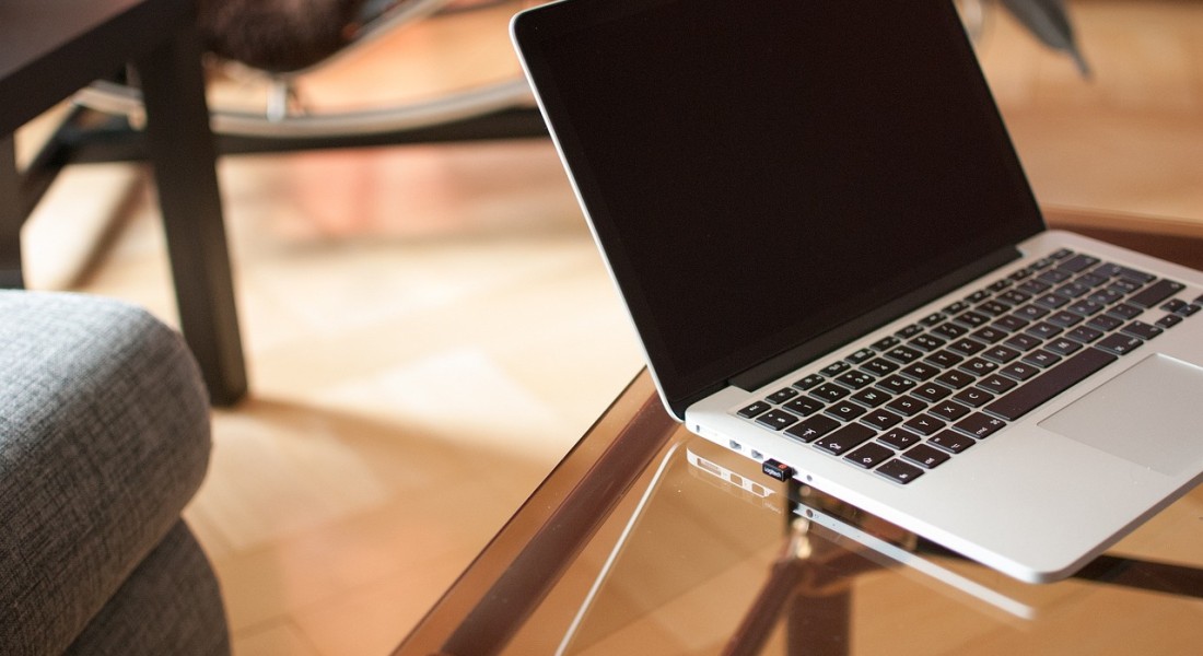 Glasplaat op tafel: een veelzijdige keuze voor elk interieur