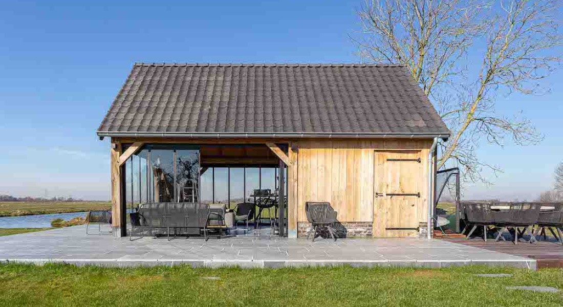 Kersbergen plaatst binnen en buiten natuursteen