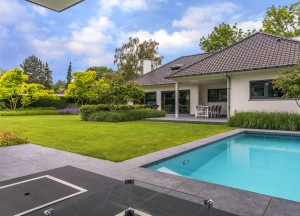 Mooie tuin met poolhouse en zwembad - 