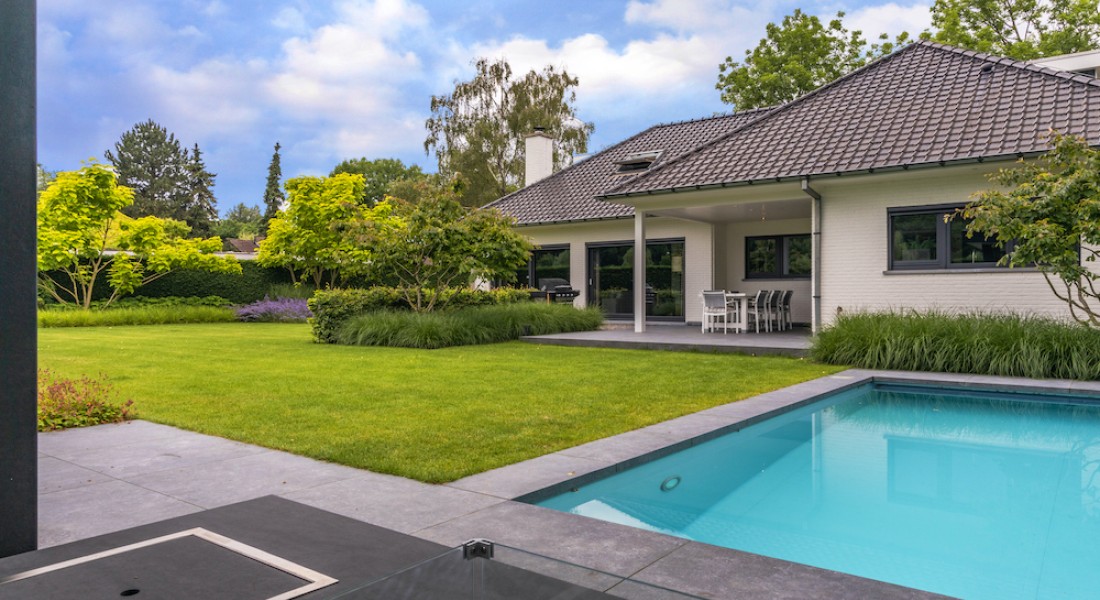 Mooie tuin met poolhouse en zwembad