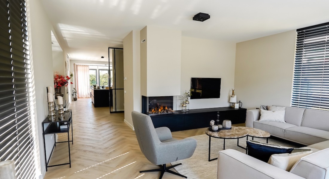 Maatwerk tv-meubel rond elektrische haard