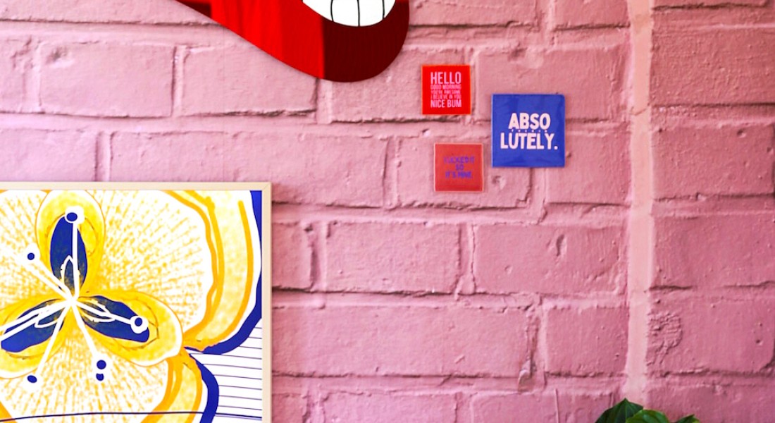 Kleurrijke spiegelende accessoires voor aan de muur