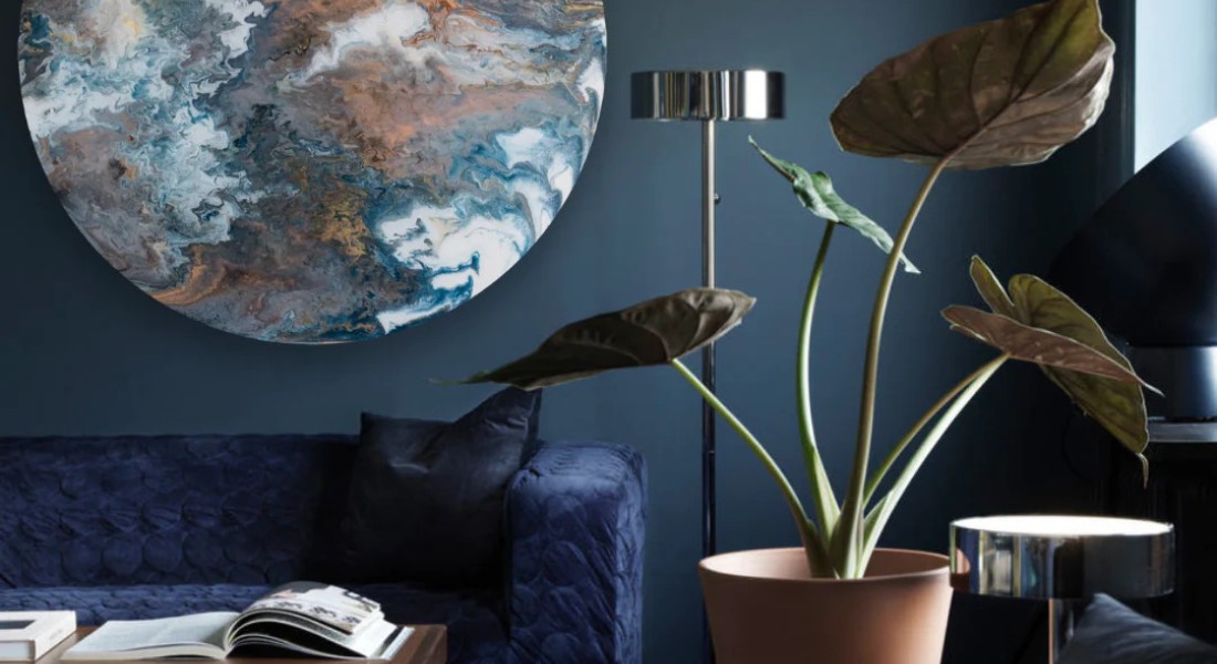 Het effect van kleurrijke kunst in je interieur