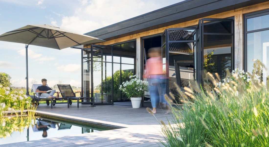 Verbind binnen en buiten met stijlvolle glaswanden