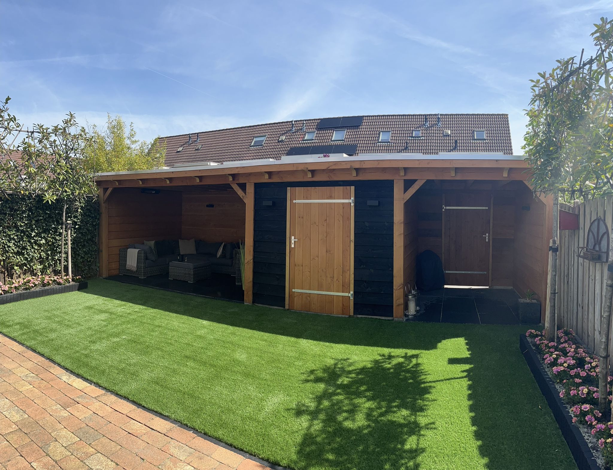 Houten overkapping met zitgedeelte en opslag | MG Houtbouw