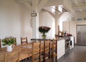 Binnenkijker: landelijke woonkeuken in woonboerderij - 