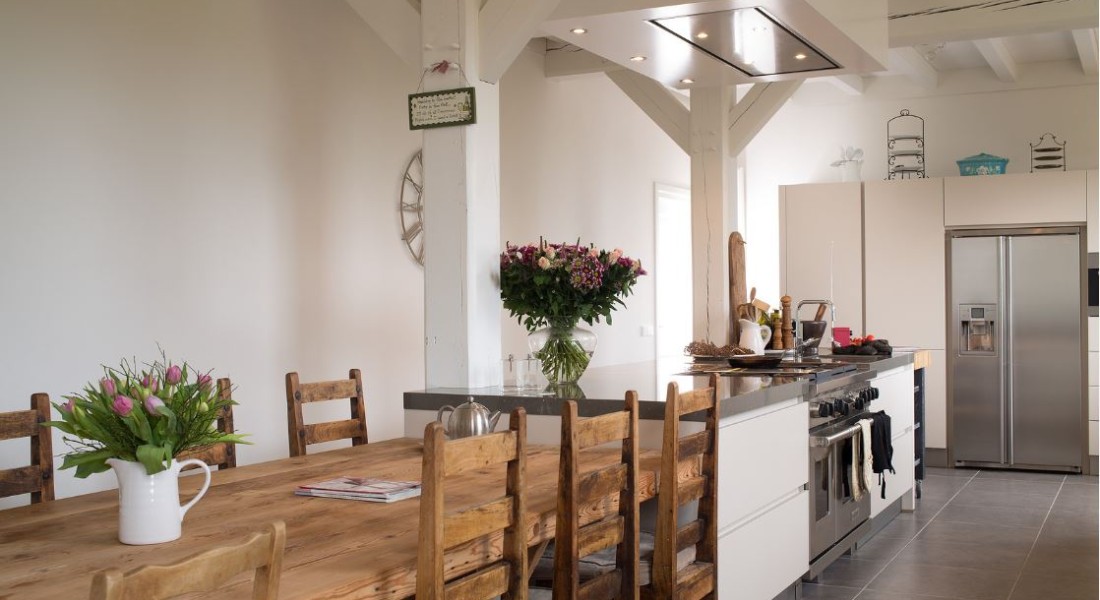 Binnenkijker: landelijke woonkeuken in woonboerderij