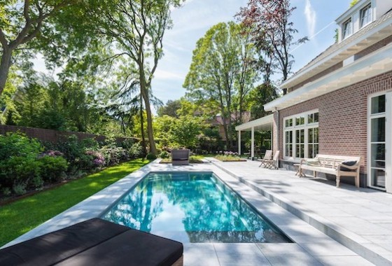 Is het zwembad toe aan een opknapbeurt? Kies voor zwembadrenovatie. - Compass Pools.