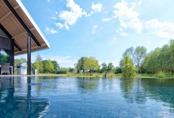 Genieten van een schoon zwembad zonder onderhoud - Compass Pools.